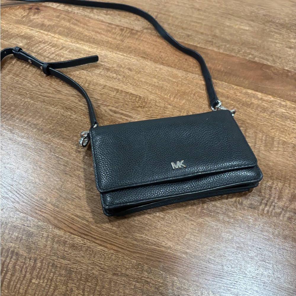 Michael Kors Mott Pebble Black Leather Crossbody wallet